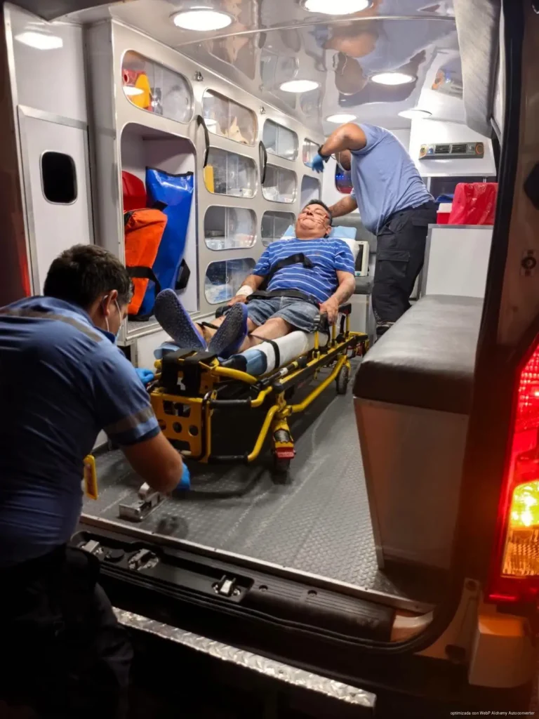 Auto corta circulación a motocicleta; tres personas resultan lesionadas