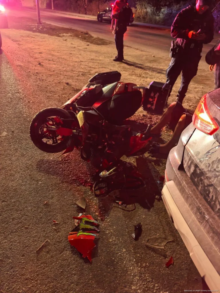 Auto corta circulación a motocicleta; tres personas resultan lesionadas