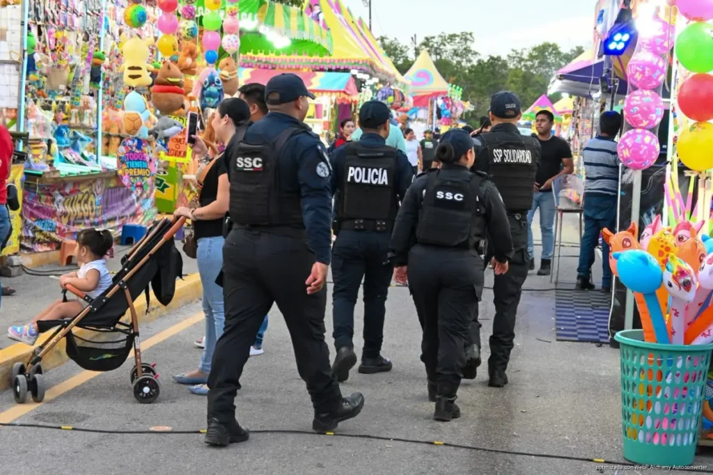 Más de 350 elementos resguardan la Feria del Carmen en Playa del Carmen Más de 350 elementos resguardan la Feria del Carmen en Playa del Carmen