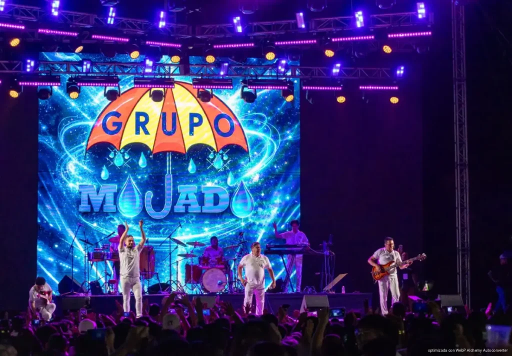 Grupo Mojado pone a cantar y bailar a más de 30 mil personas en la Feria del Carmen 2026