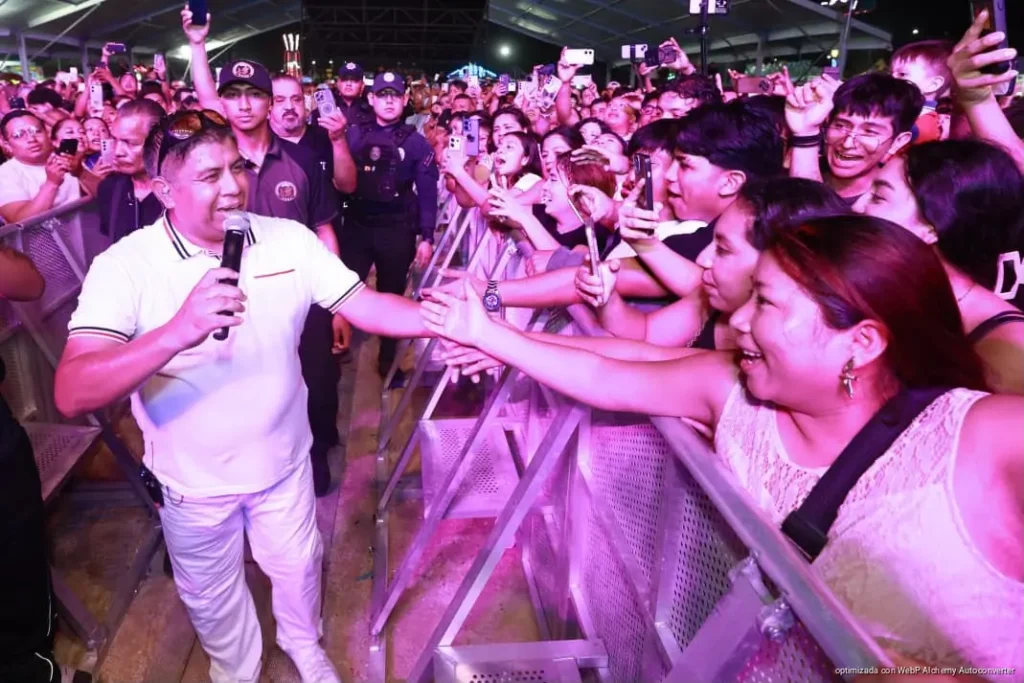 Grupo Mojado pone a cantar y bailar a más de 30 mil personas en la Feria del Carmen 2026
