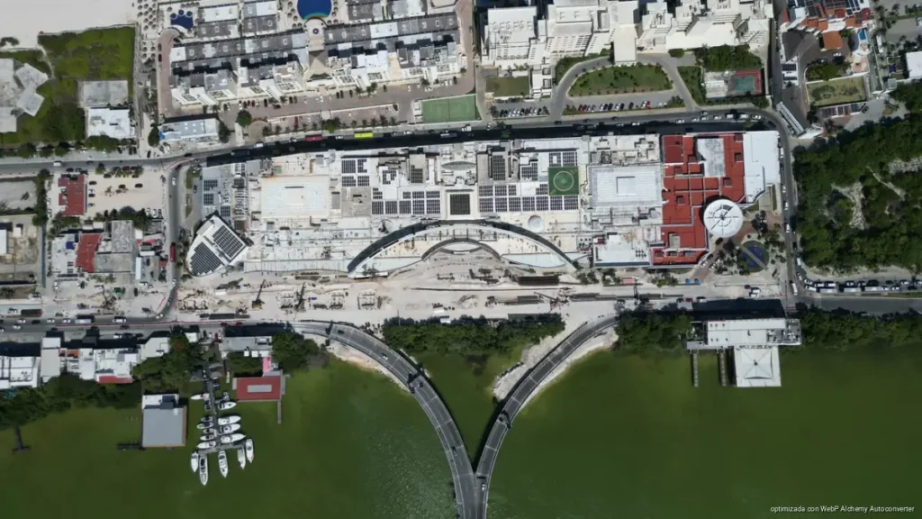 Supervisa Mara Lezama el avance del Distribuidor Vial Kukulcán en Cancún, obra clave que agilizará la movilidad hacia el aeropuerto.
