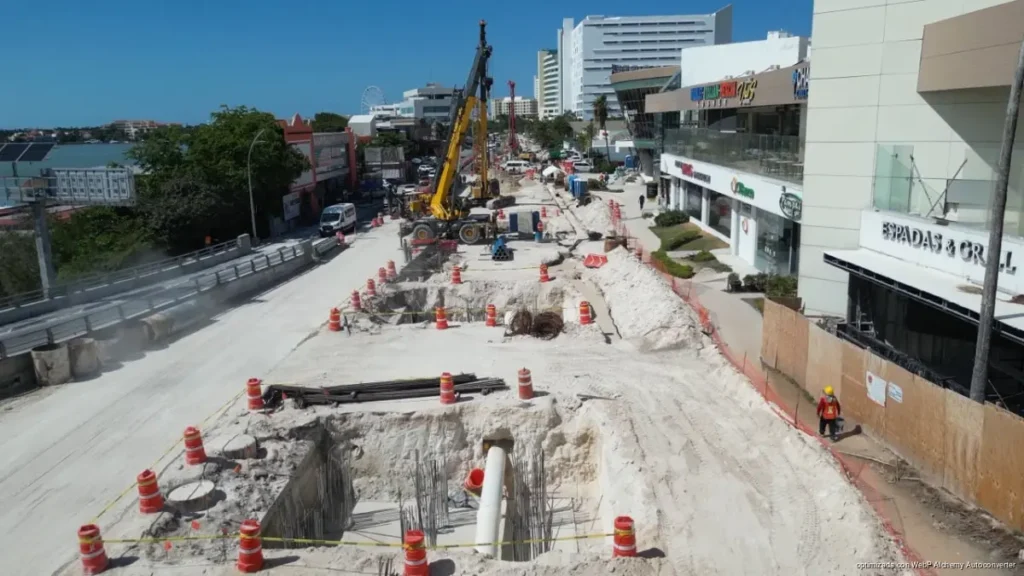 Supervisa Mara Lezama el avance del Distribuidor Vial Kukulcán en Cancún, obra clave que agilizará la movilidad hacia el aeropuerto.