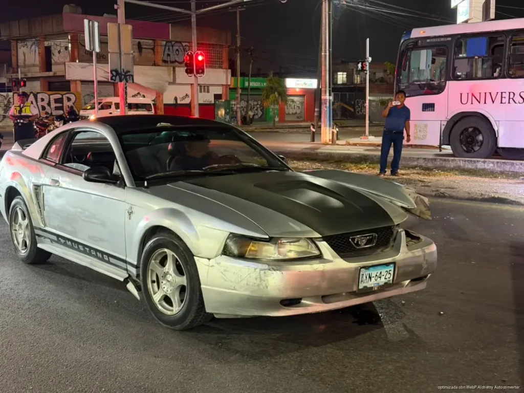 Mustang provoca choque múltiple y volcadura en Cancún