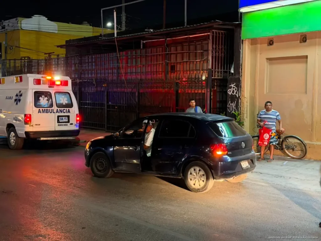 Mustang provoca choque múltiple y volcadura en Cancún