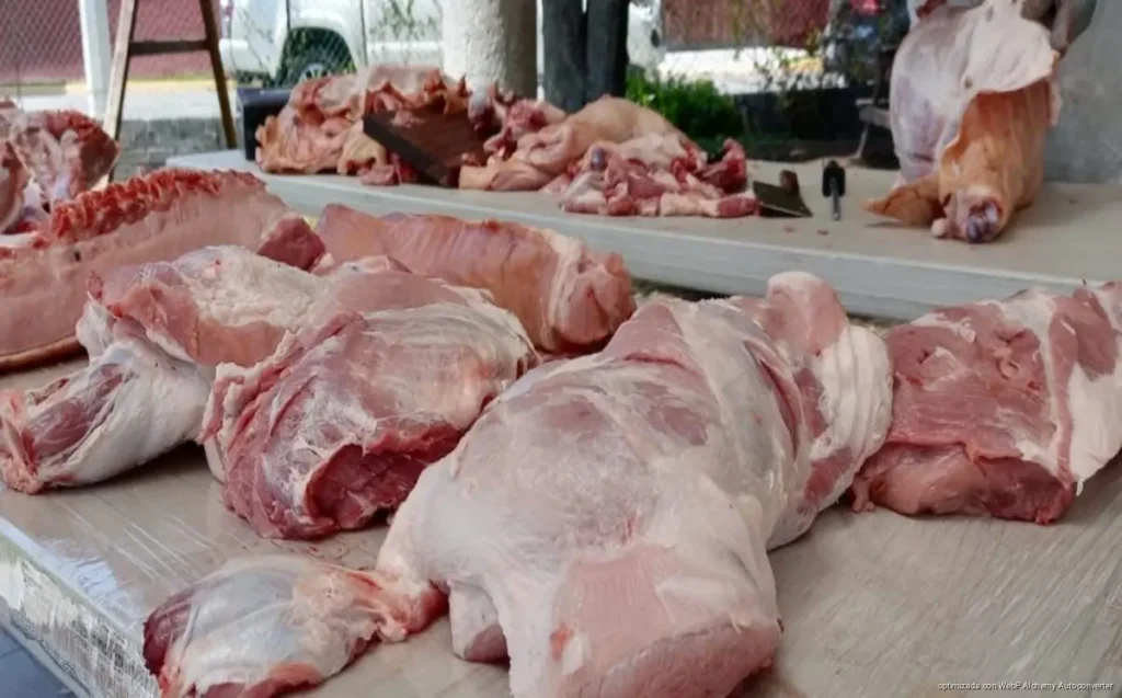 Familias compran carne por 50 pesos para hacer rendir el gasto Familias compran carne por 50 pesos para hacer rendir el gasto