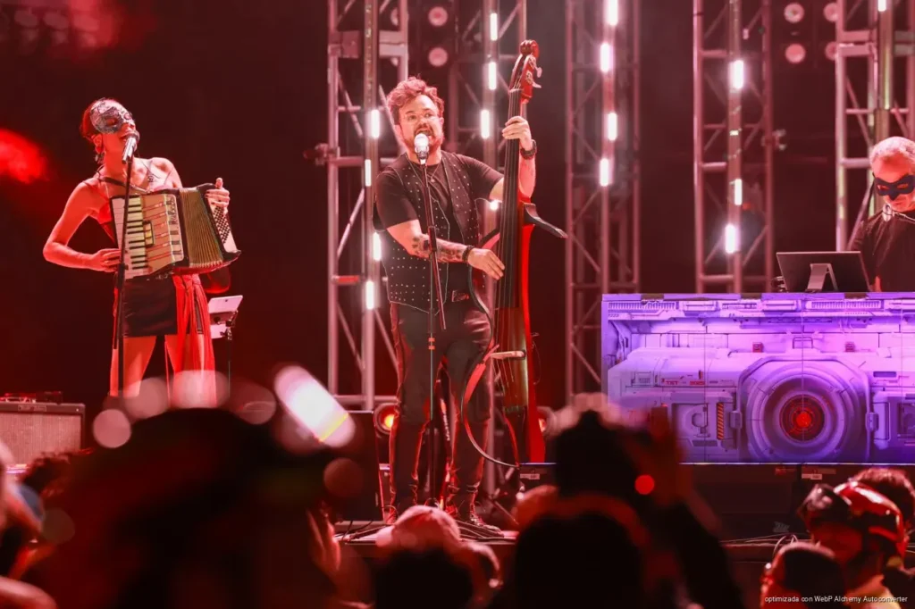 En una noche llena de música pop, Aleks Syntek hace vibrar a miles de personas en la Feria del Carmen 2026