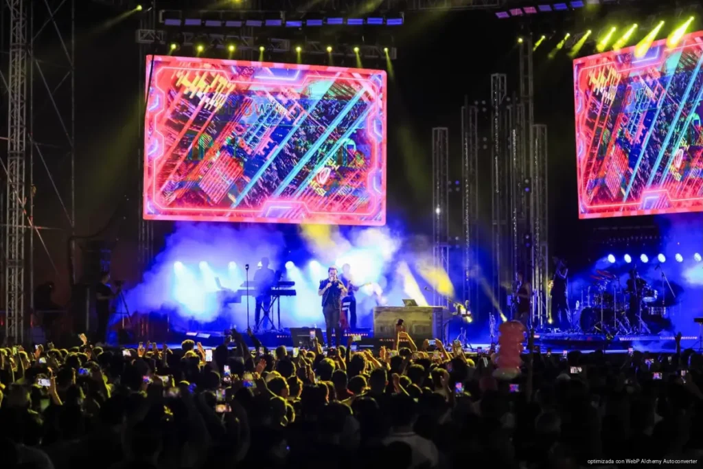 En una noche llena de música pop, Aleks Syntek hace vibrar a miles de personas en la Feria del Carmen 2026