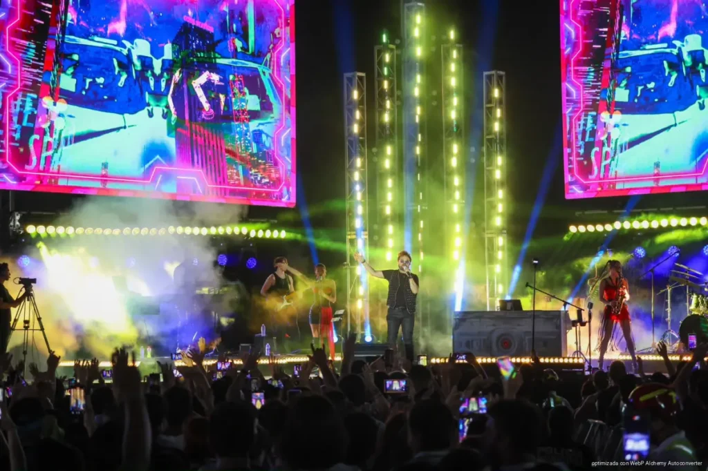 En una noche llena de música pop, Aleks Syntek hace vibrar a miles de personas en la Feria del Carmen 2026