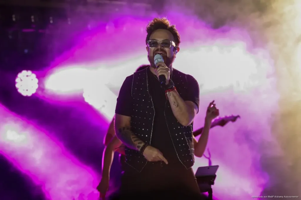 En una noche llena de música pop, Aleks Syntek hace vibrar a miles de personas en la Feria del Carmen 2026