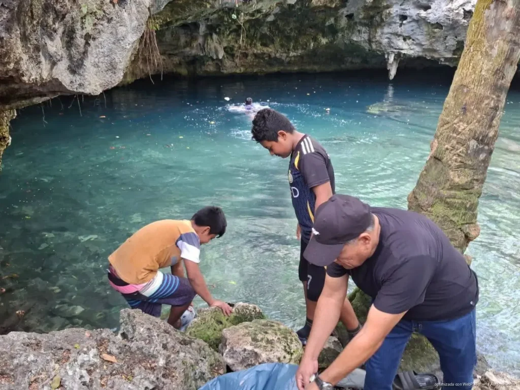 Retiran hasta una tonelada de basura de cenotes urbanos Retiran hasta una tonelada de basura de cenotes urbanos