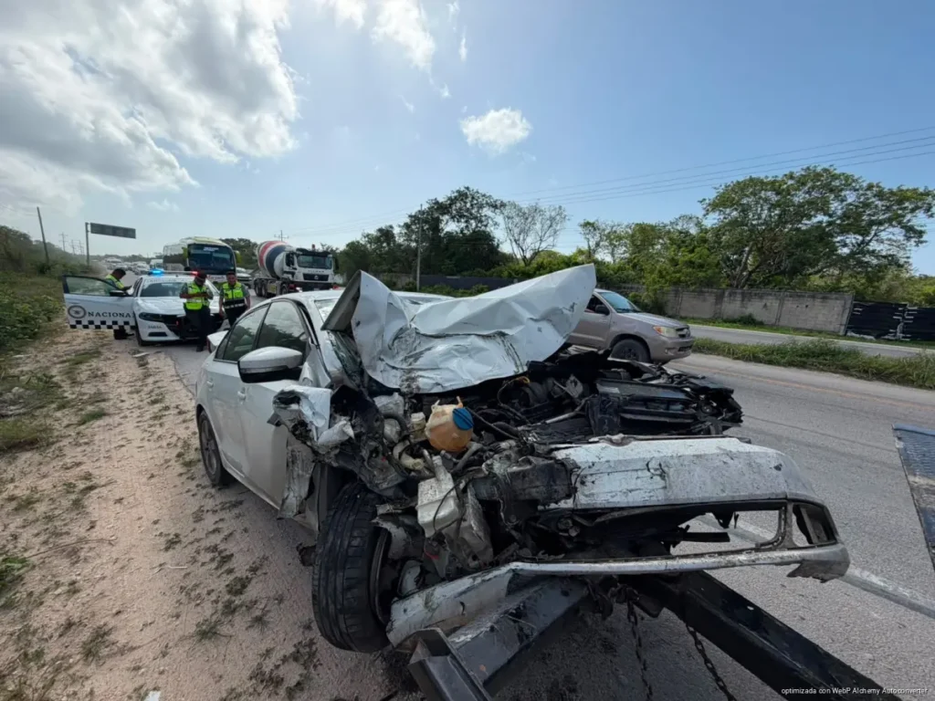 Choque deja dos conductores en código rojo; quedan destrozados los vehículos en la carretera 307