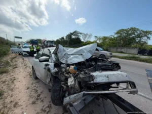 Choque deja dos conductores en código rojo; quedan destrozados los vehículos en la carretera 307
