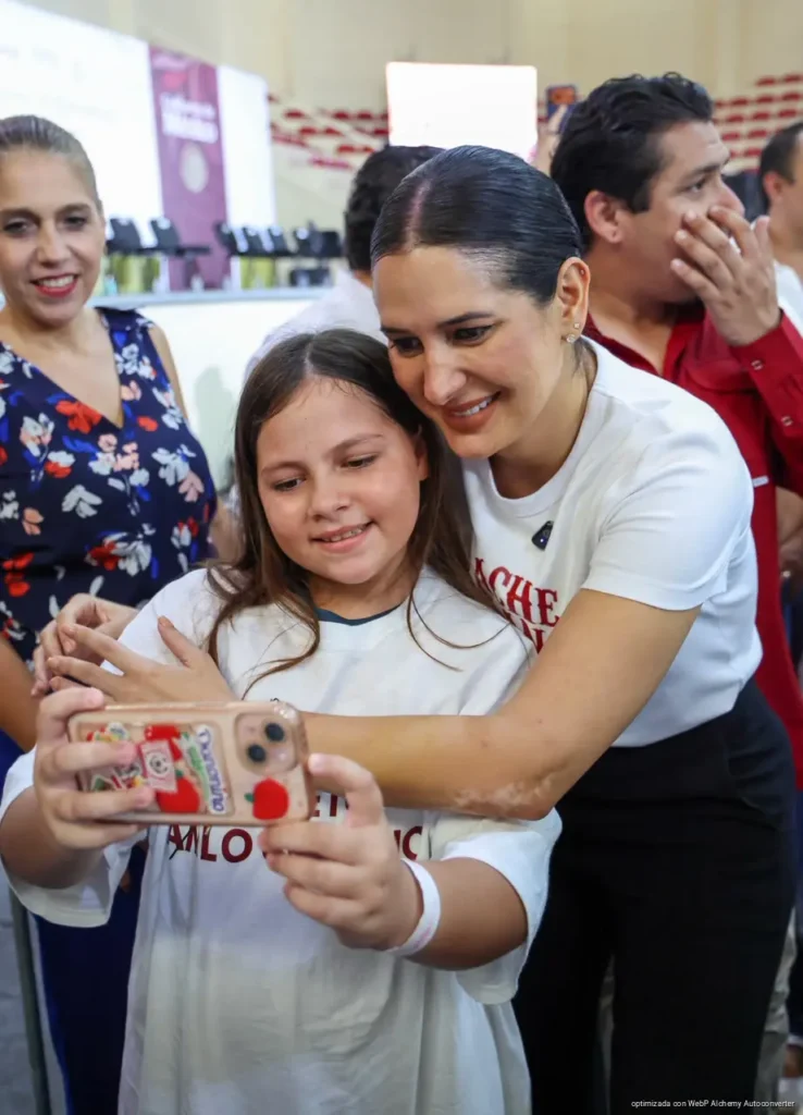 Estefanía Mercado acompaña a Claudia Sheinbaum y Mara Lezama en la entrega de títulos de propiedad para familias de la Colosio
