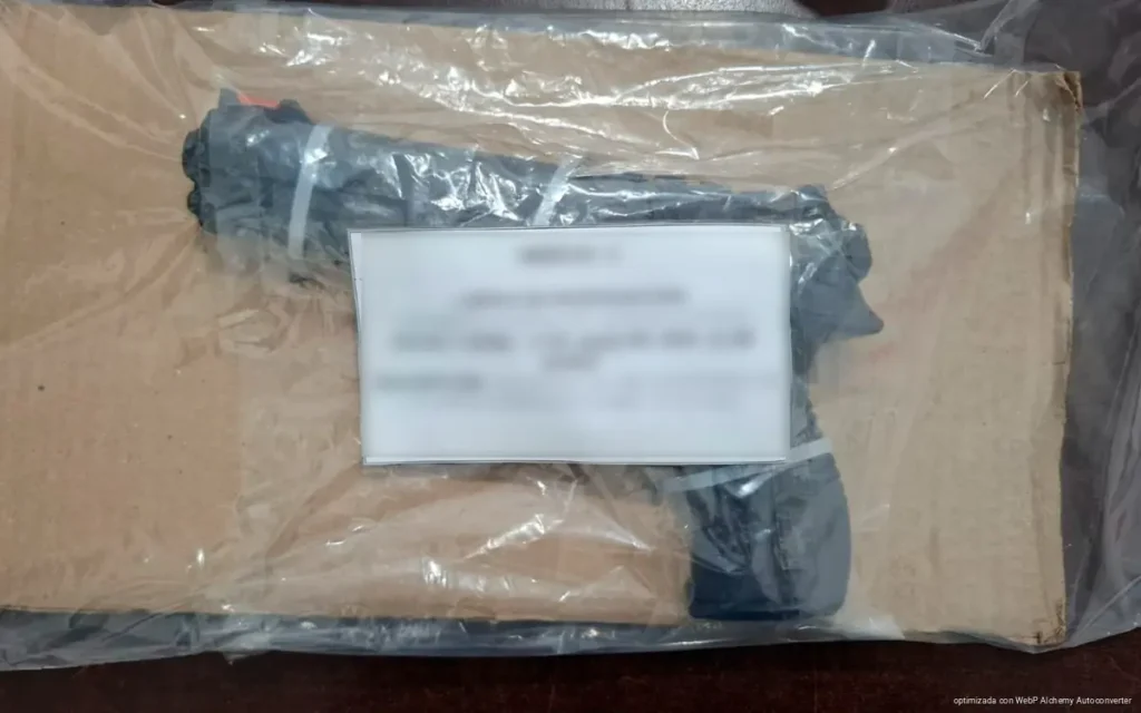 Detienen a dos hombres con droga, armas y cartuchos en Playa del Carmen