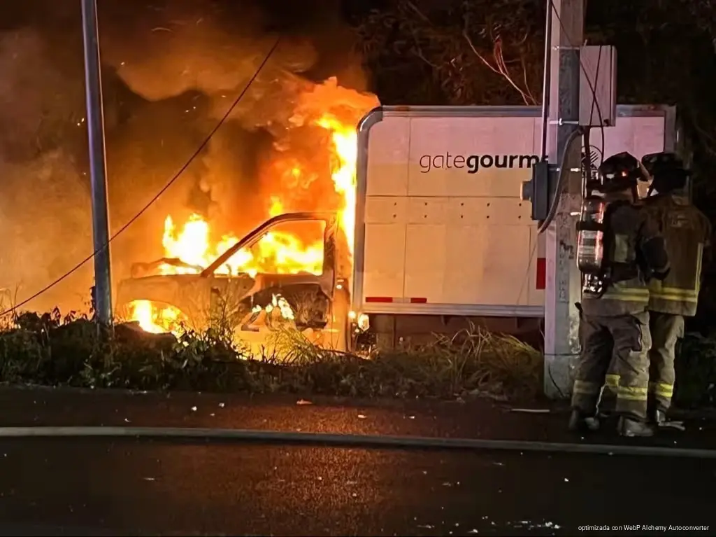 Camioneta se incendia tras chocar en el bulevar Colosio Camioneta se incendia tras chocar en el bulevar Colosio