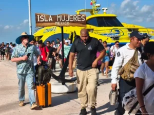 Isla Mujeres recibe más de 20 mil visitantes diarios en verano