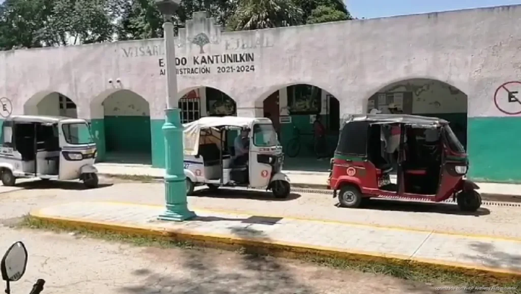 Piden regular taxis y mototaxis en Kantunilkín Piden regular taxis y mototaxis en Kantunilkín KANTUNILKÍN, Quintana Roo, 20 de julio de 2026.- La creación de una Dirección de Transporte en Kantunilkín permitiría regular la operación de taxis y mototaxis, ordenar los espacios de ascenso y descenso y exigir mayores condiciones de seguridad para los pasajeros, consideró Alberto Tah Estrada, secretario general de taxistas de la localidad. El dirigente señaló que actualmente hace falta una instancia municipal que supervise de manera permanente el servicio ofrecido a estudiantes, amas de casa, comerciantes y turistas que transitan por la cabecera de Lázaro Cárdenas. Entre las tareas prioritarias estaría la delimitación de sitios para ambos servicios, principalmente durante ferias y eventos masivos, cuando los juegos mecánicos ocupan parte del centro y los taxistas deben ser reubicados en el primer cuadro de la ciudad. Tah Estrada agregó que una regulación más estricta permitiría revisar que las unidades cuenten con placas vinculadas a sus concesiones y con un seguro vigente para responder en caso de accidentes o lesiones a usuarios. El representante sostuvo que la medida no debe enfocarse únicamente en los mototaxis, sino también en los vehículos de alquiler, con el objetivo de mejorar el servicio y ofrecer mayor certeza a quienes utilizan el transporte local.
