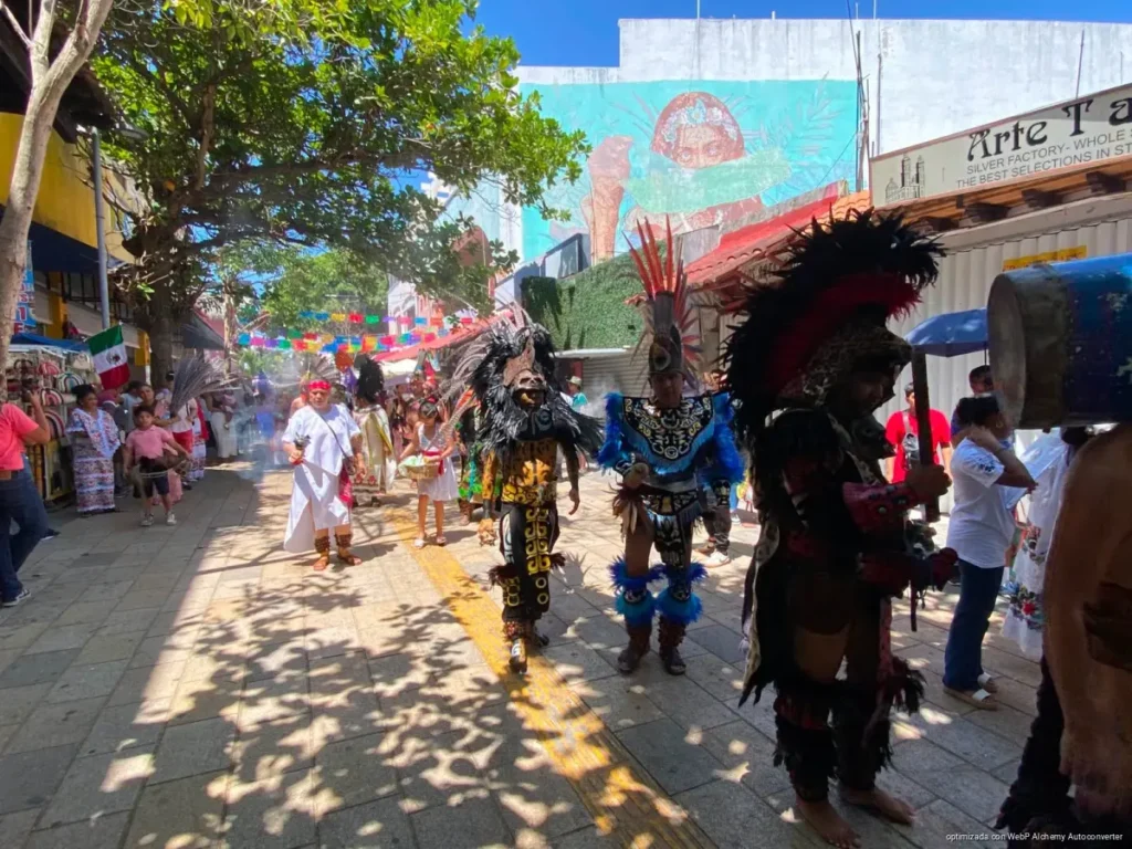 Artistas de la CROC mantienen registro para trabajar en la Quinta Avenida de Playa del Carmen Artistas de la CROC mantienen registro para trabajar en la Quinta Avenida de Playa del Carmen