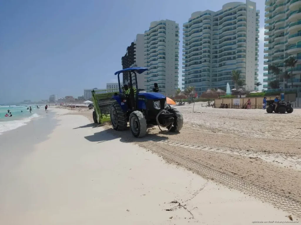 Cancún refuerza limpieza de playas por vacaciones Cancún refuerza limpieza de playas en vacaciones de verano con operativos contra sargazo en Quintana Roo y mayor mantenimiento costero