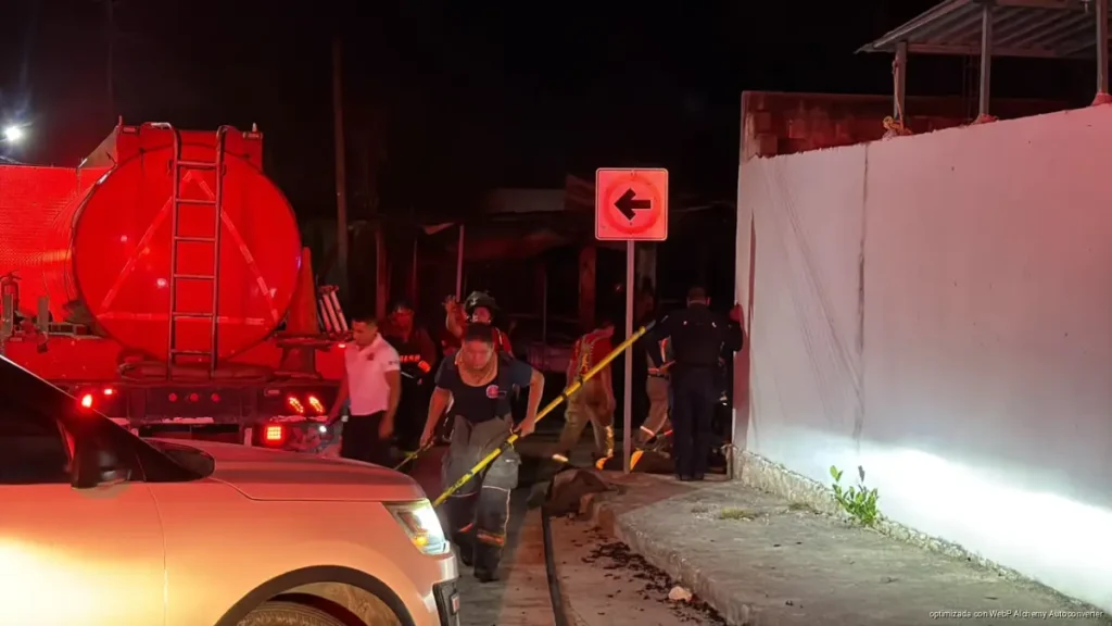 Ataque con bombas molotov incendia taller en Cancún