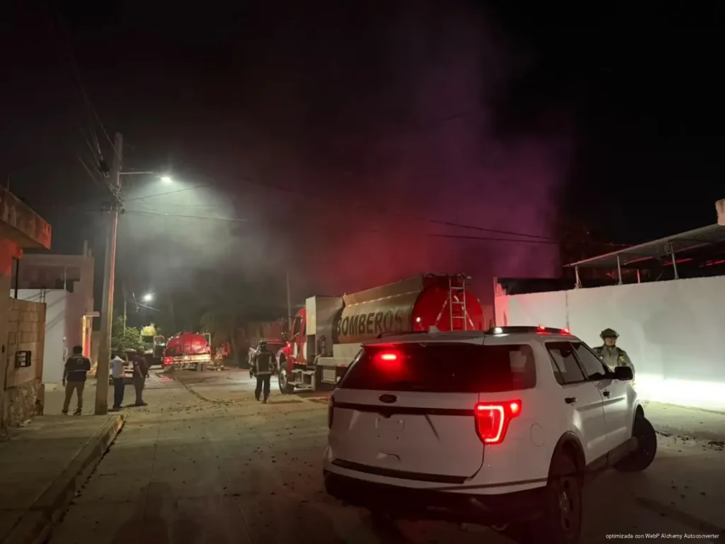 Ataque con bombas molotov incendia taller en Cancún