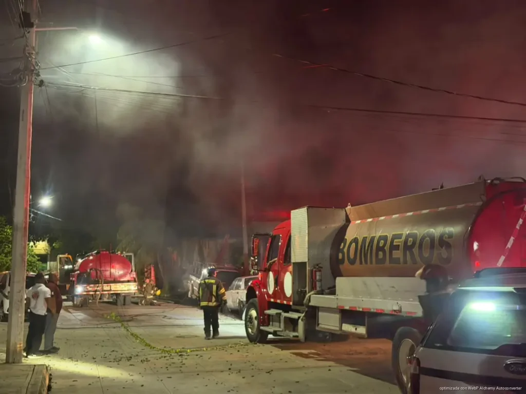 Ataque con bombas molotov incendia taller en Cancún