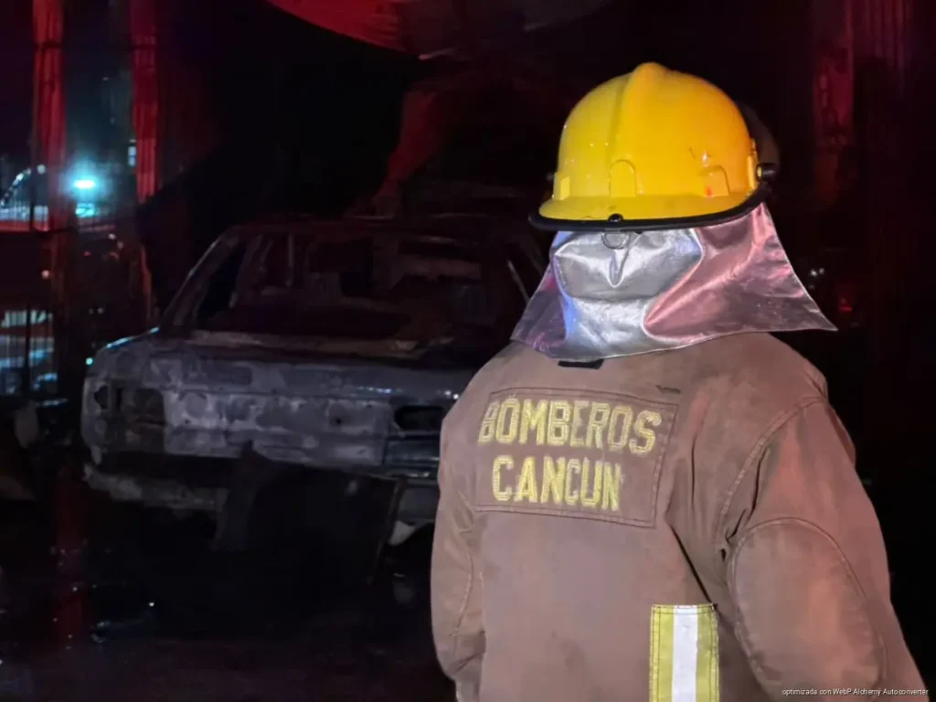 Ataque con bombas molotov incendia taller en Cancún