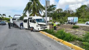 Impactan van turística y dejan dos lesionados en la 307