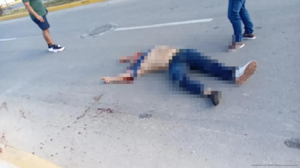 Pierde motociclista la vida tras derrapar en libramiento de Cancún