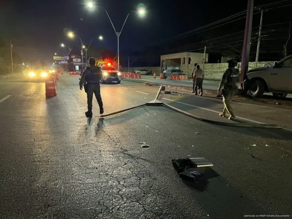 Destroza camioneta poste y letrero en la entrada de Cancún