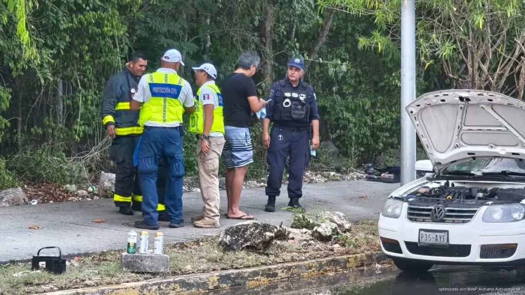 Arde vehículo sobre avenida Lilis y obliga a cerrar la circulación