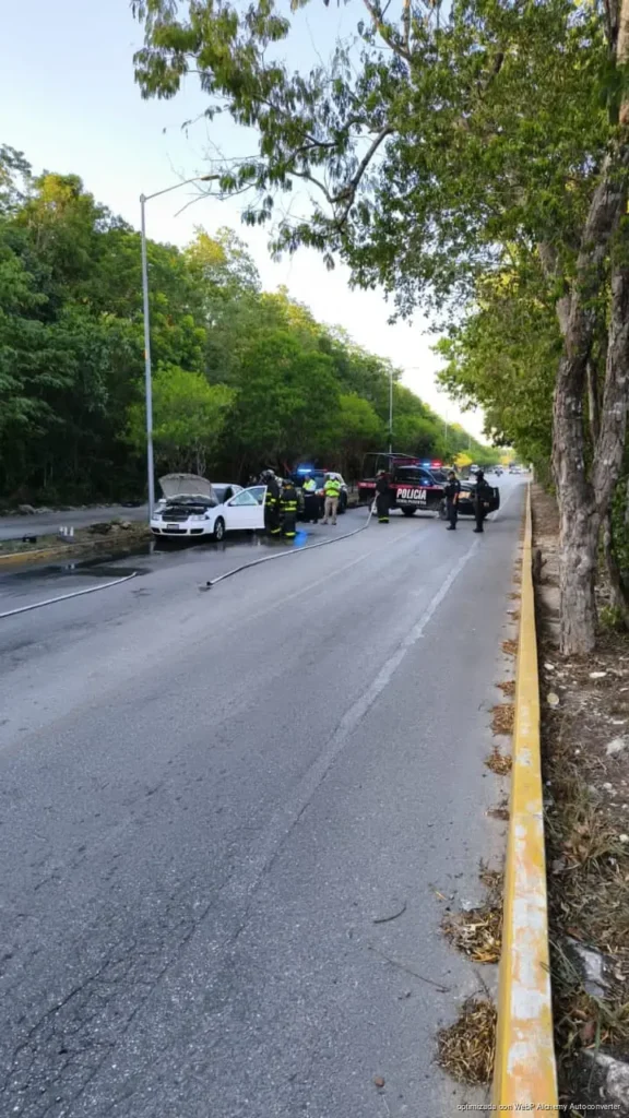 Arde vehículo sobre avenida Lilis y obliga a cerrar la circulación