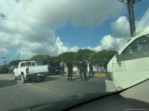 Capturan a tres presuntos ladrones tras persecución de Cancún a Puerto Morelos