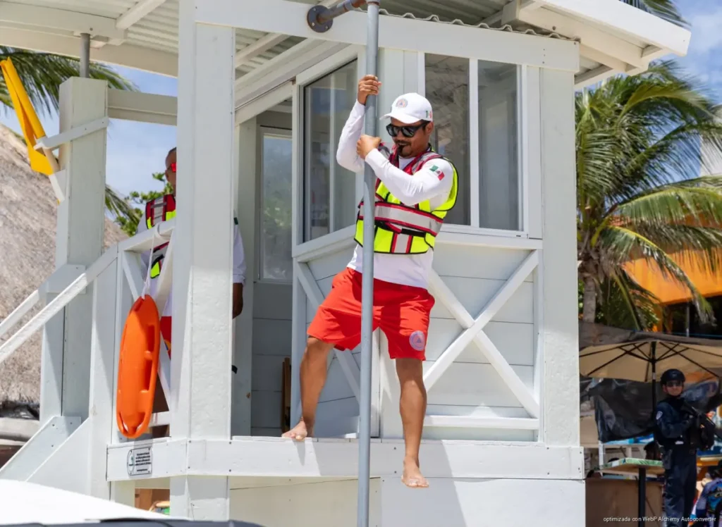 Estefanía Mercado fortalece la seguridad en Playa Fundadores con nuevo equipamiento a guardavidas