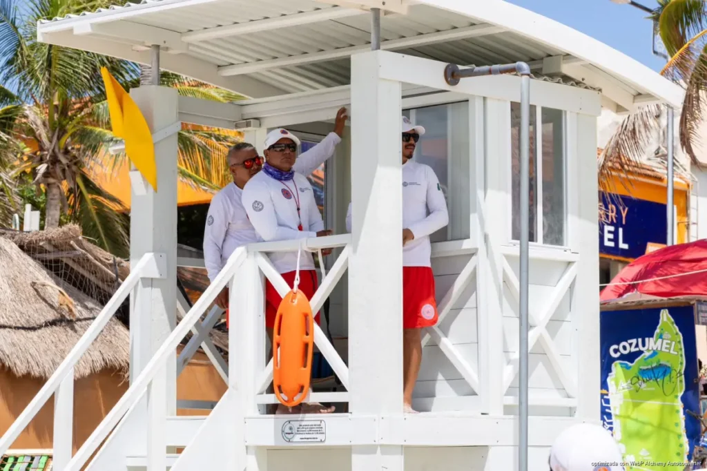 Estefanía Mercado fortalece la seguridad en Playa Fundadores con nuevo equipamiento a guardavidas