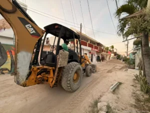 Rehabilitan calles de arena para mejorar movilidad en Holbox