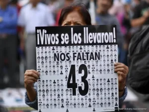 Padres de Ayotzinapa acusan línea de Sheinbaum tras informe de la CNDH que limpia al Ejército