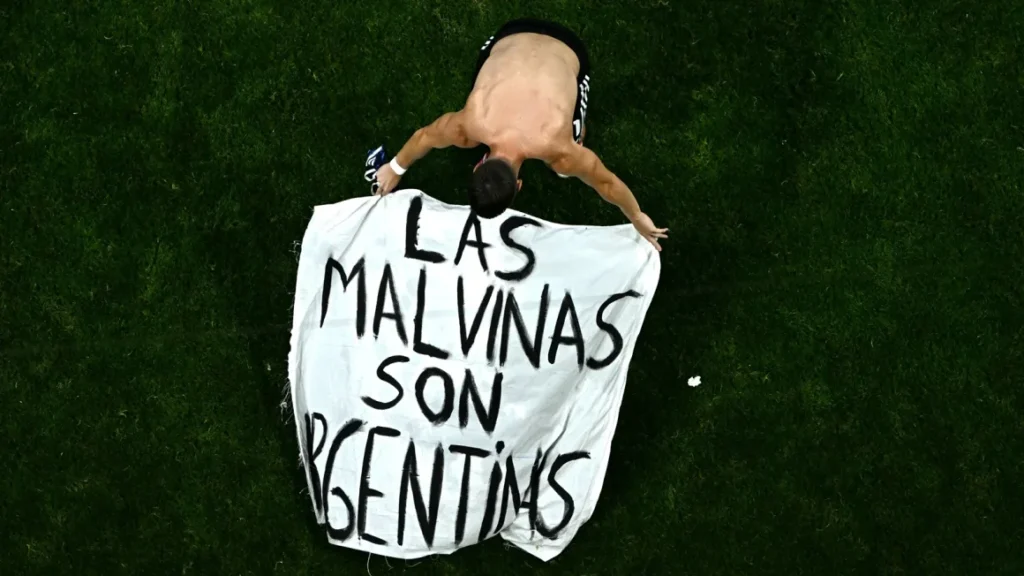 Tensión diplomática en el fútbol: Argentina vence a Inglaterra y desata polémica por bandera de Malvinas Tensión diplomática en el fútbol: Argentina vence a Inglaterra y desata polémica por bandera de Malvinas