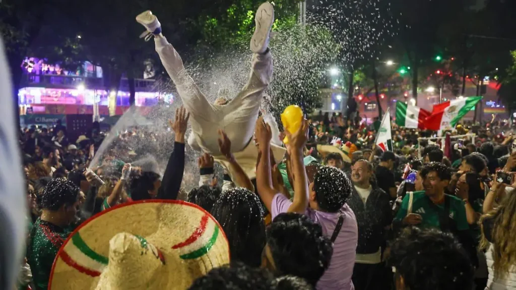 Tres personas fallecen durante celebración por triunfo de México en el Ángel Tres personas fallecen durante celebración por triunfo de México en el Ángel