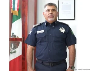 Policías turísticos son dados de baja en Cancún; uno llevaba terminal para cobrar a turistas