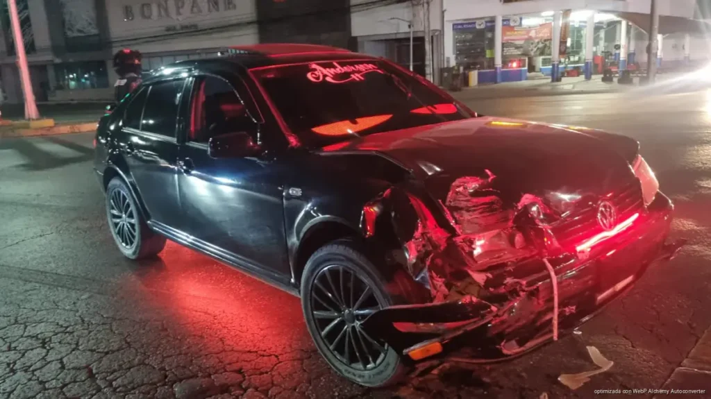 Vuelca camioneta tras choque en la López Portillo; tres lesionados en Cancún