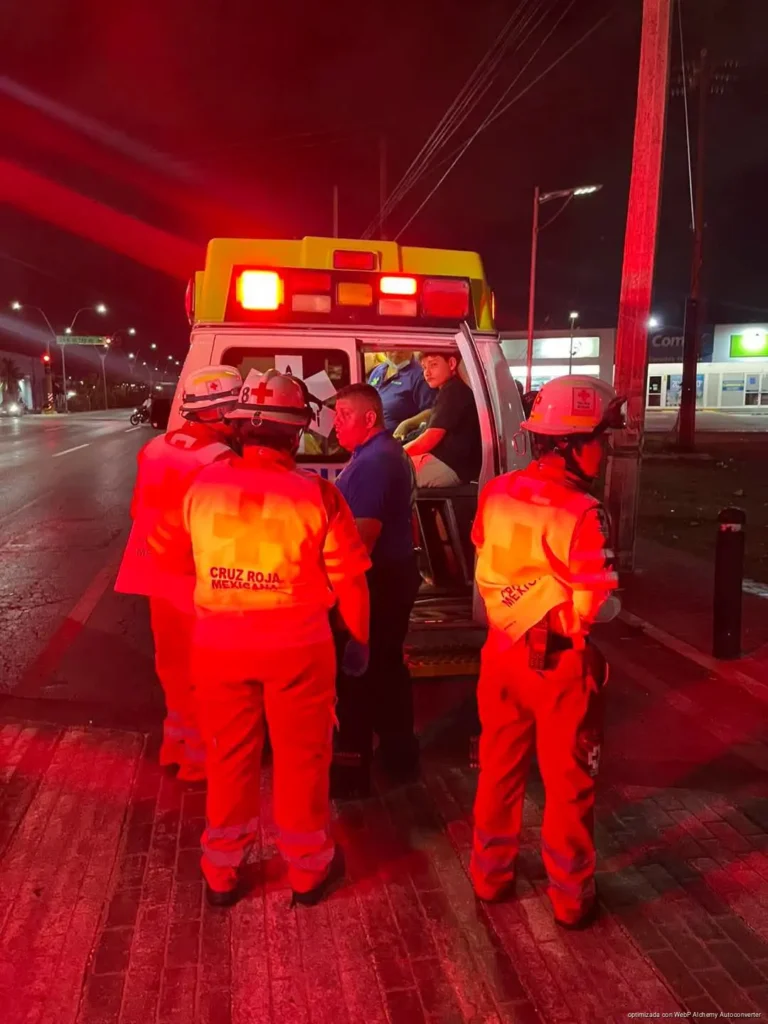 Vuelca camioneta tras choque en la López Portillo; tres lesionados en Cancún