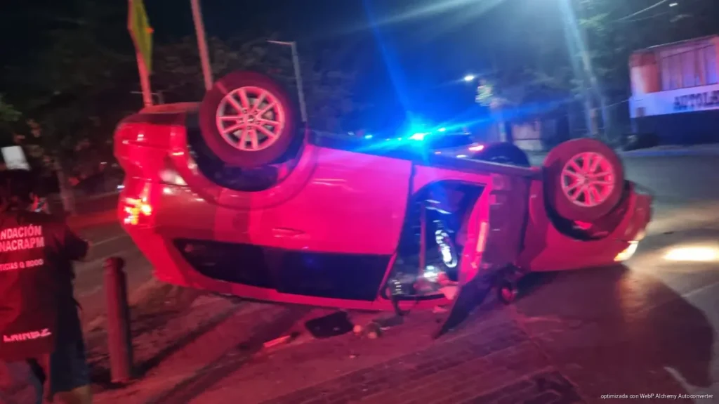 Vuelca camioneta tras choque en la López Portillo; tres lesionados en Cancún