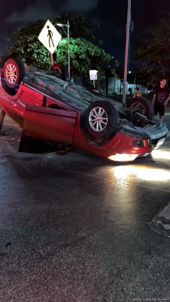Vuelca camioneta tras choque en la López Portillo; tres lesionados en Cancún
