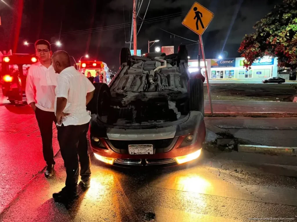 Vuelca camioneta tras choque en la López Portillo; tres lesionados en Cancún