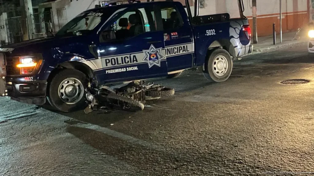 Deja choque con patrulla a motociclista gravemente herido