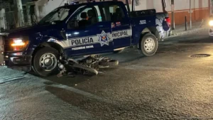 Deja choque con patrulla a motociclista gravemente herido