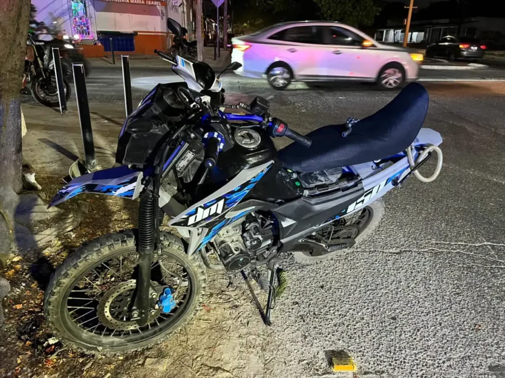 Deja choque con patrulla a motociclista gravemente herido