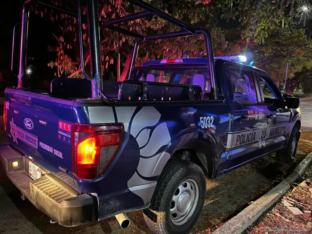 Deja choque con patrulla a motociclista gravemente herido